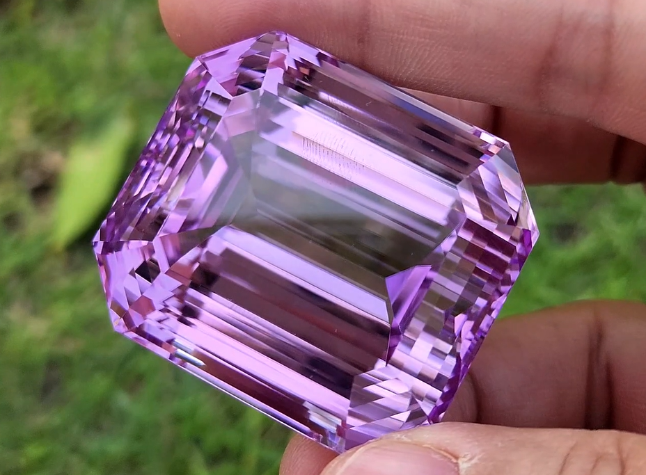 461.90 Carat Natural Kunzite – Origin: Afghanistan