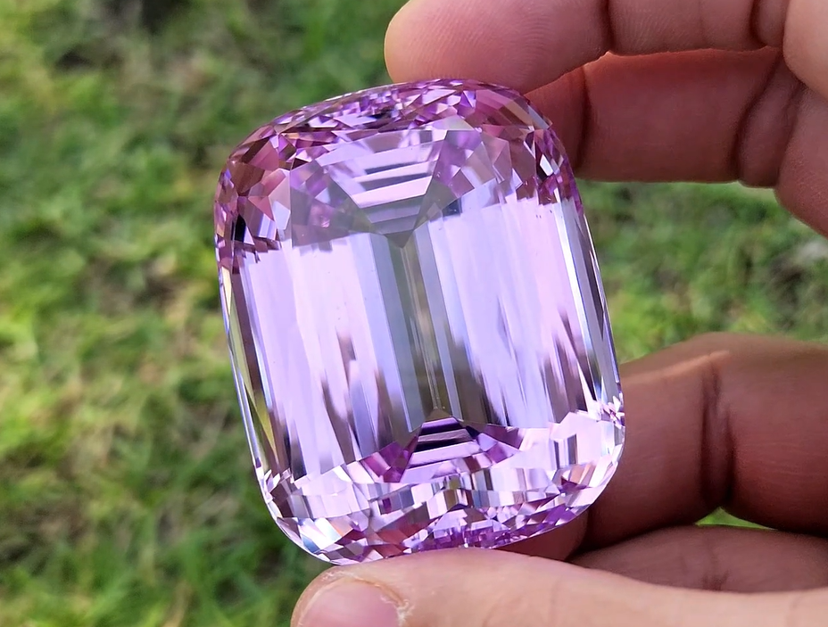 550 Carat Natural Kunzite – Origin: Afghanistan