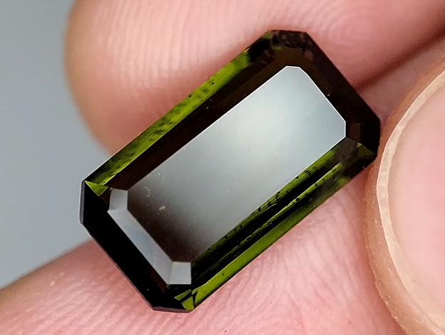 4.47 Carat Natural Faceted Moldavite Gemstone – Rare Green Crystal