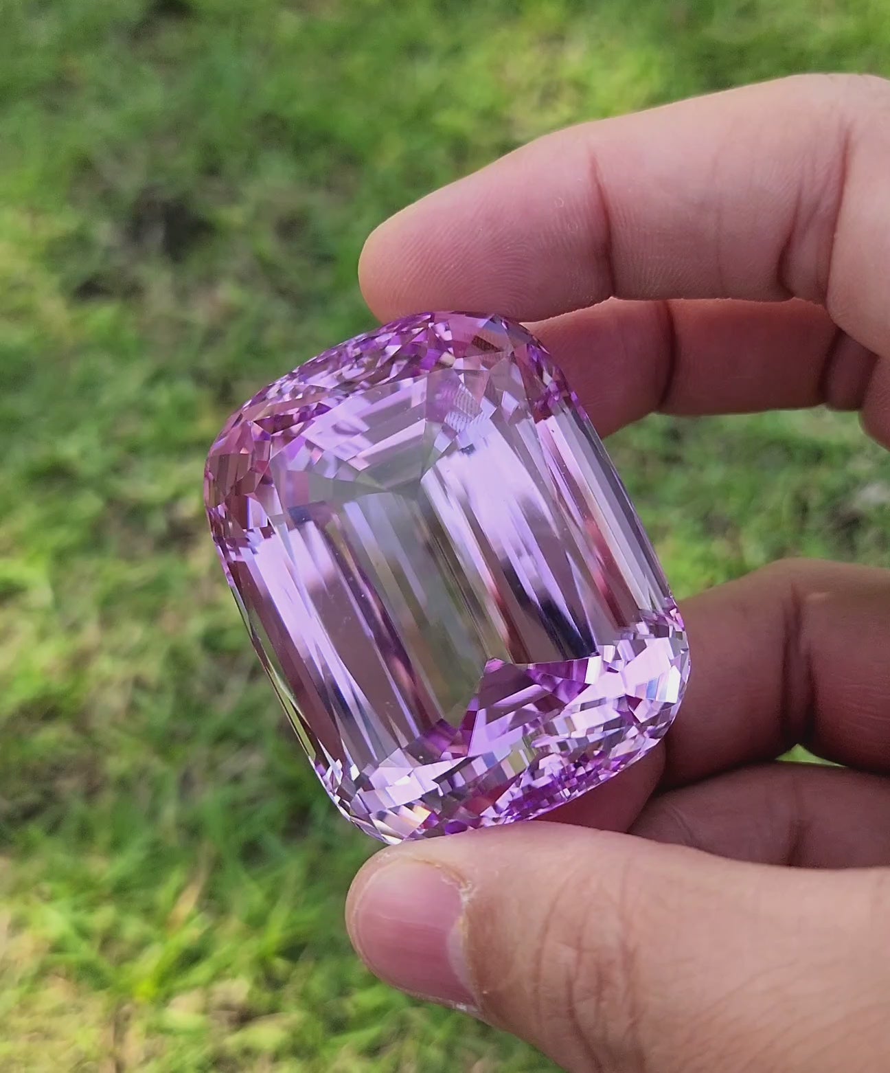 550 Carat Natural Kunzite – Origin: Afghanistan